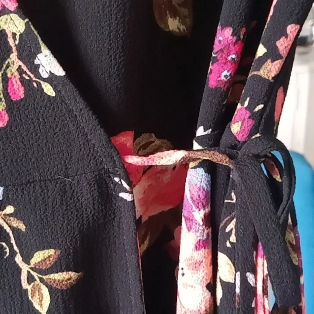 Pretty floral wrap blouse - Picture 4 of 8
